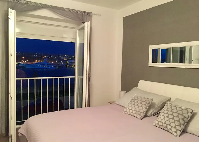 Royal View Apartment *